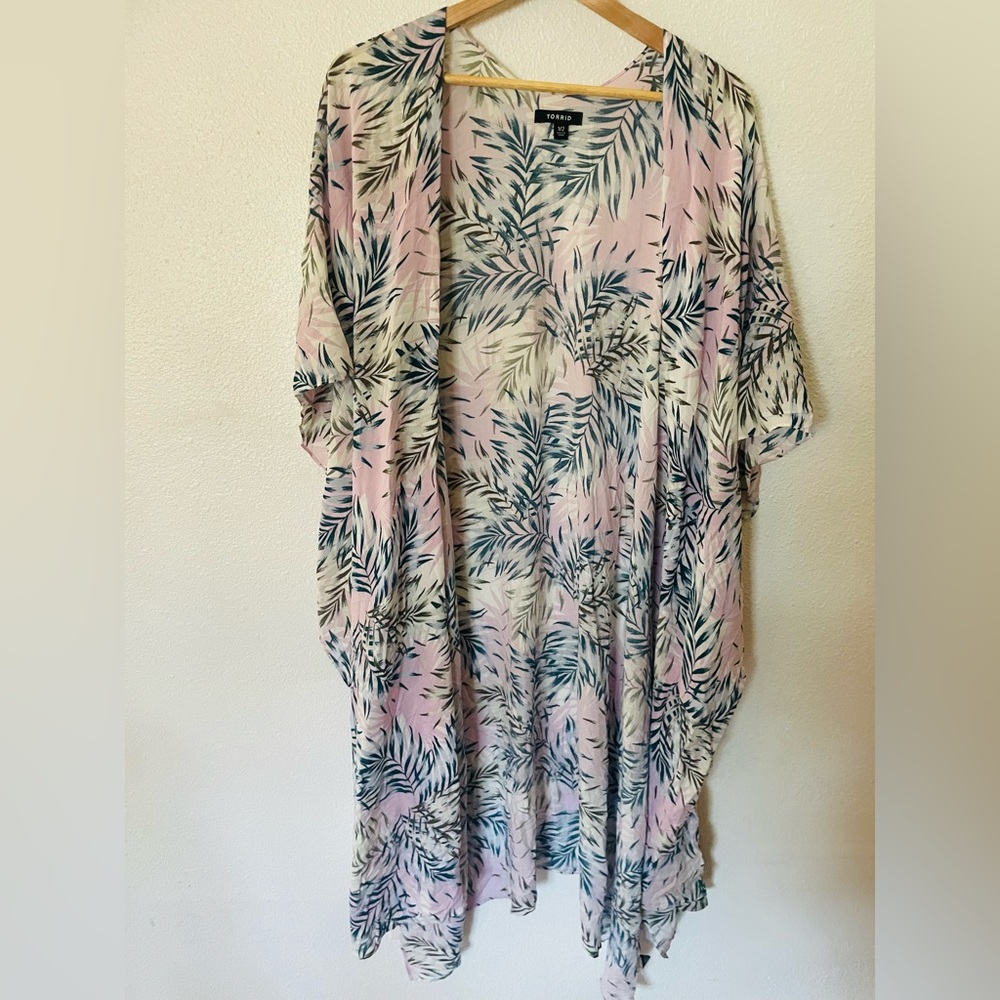 Torrid Pink & Blue Tropical Leaf Print Kimono Wrap 
Size 1/2 2X